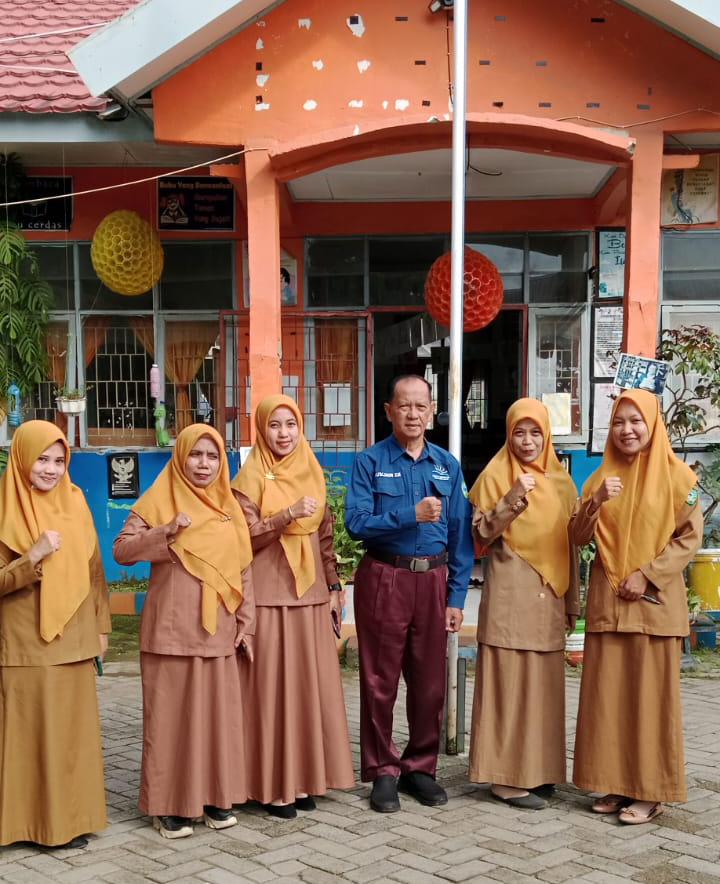 DEWAN PENDIDIKAN KABUPATEN MAROS KUNJUNGI SDN 22 MAROS DALAM RANGKA PEMANTAUAN MPLS DAN HARI PERTAMA SEKOLAH BAGI SISWA BARU