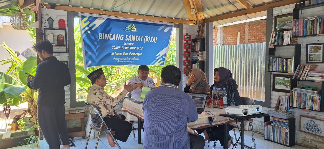 Kehadiran Prof. Suyanto dan Prof. Yulidhar Memperkaya Program BISA (Bincang Santai) di Taman Baca Rumakayoe