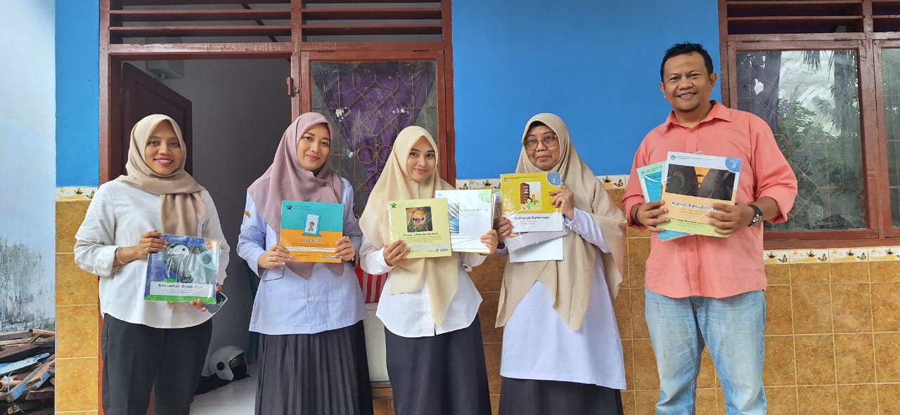 TAMAN BACA RUMAKAYOE PERKUAT KERJA SAMA LITERASI DENGAN SDN 227 INPRES BONTOCINA, PINJAMKAN 100 BUKU BACAAN BERMUTU