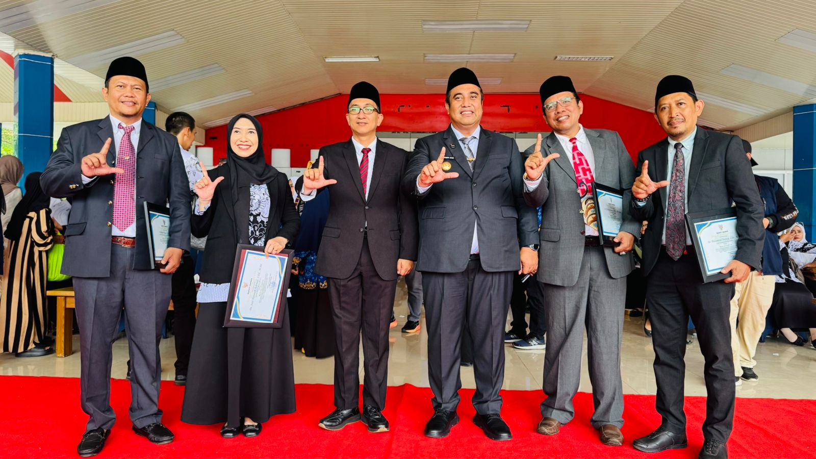 Dua Dosen STAI DDI Maros Terima Penghargaan Bupati Maros pada Peringatan Hari Guru Nasional 2025