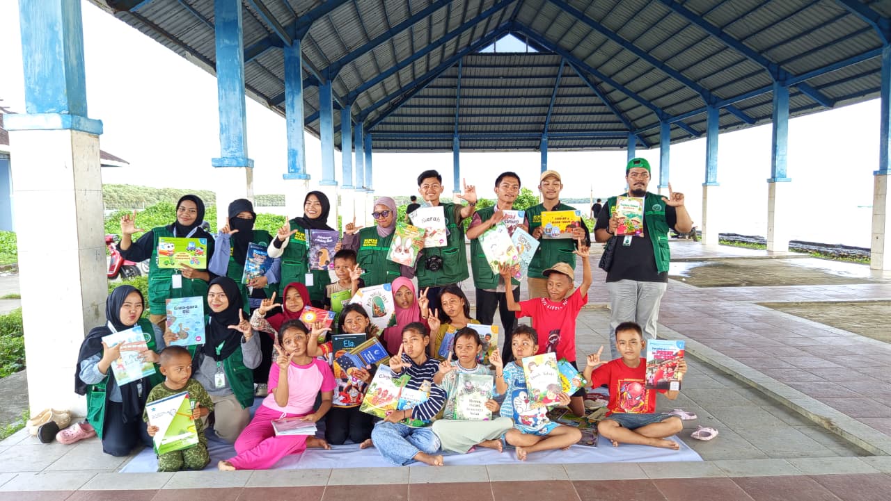 Dorong Minat Baca Anak, Taman Baca Rumakayoe Pinjamkan 200 Buku di Dua Desa Bontoa