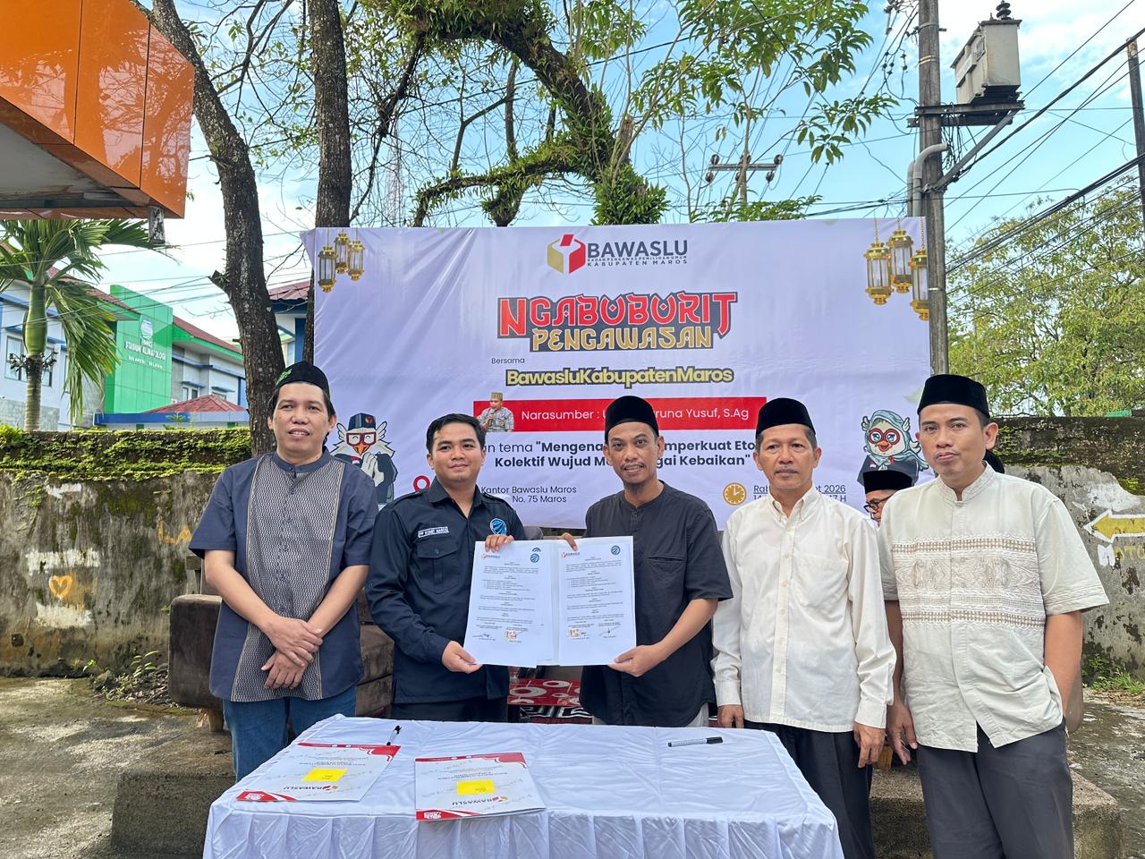 Ngabuburit Pengawasan: Penandatanganan MoU Penguatan Pengawasan Partisipatif antara Bawaslu Maros dan KOMIT Maros